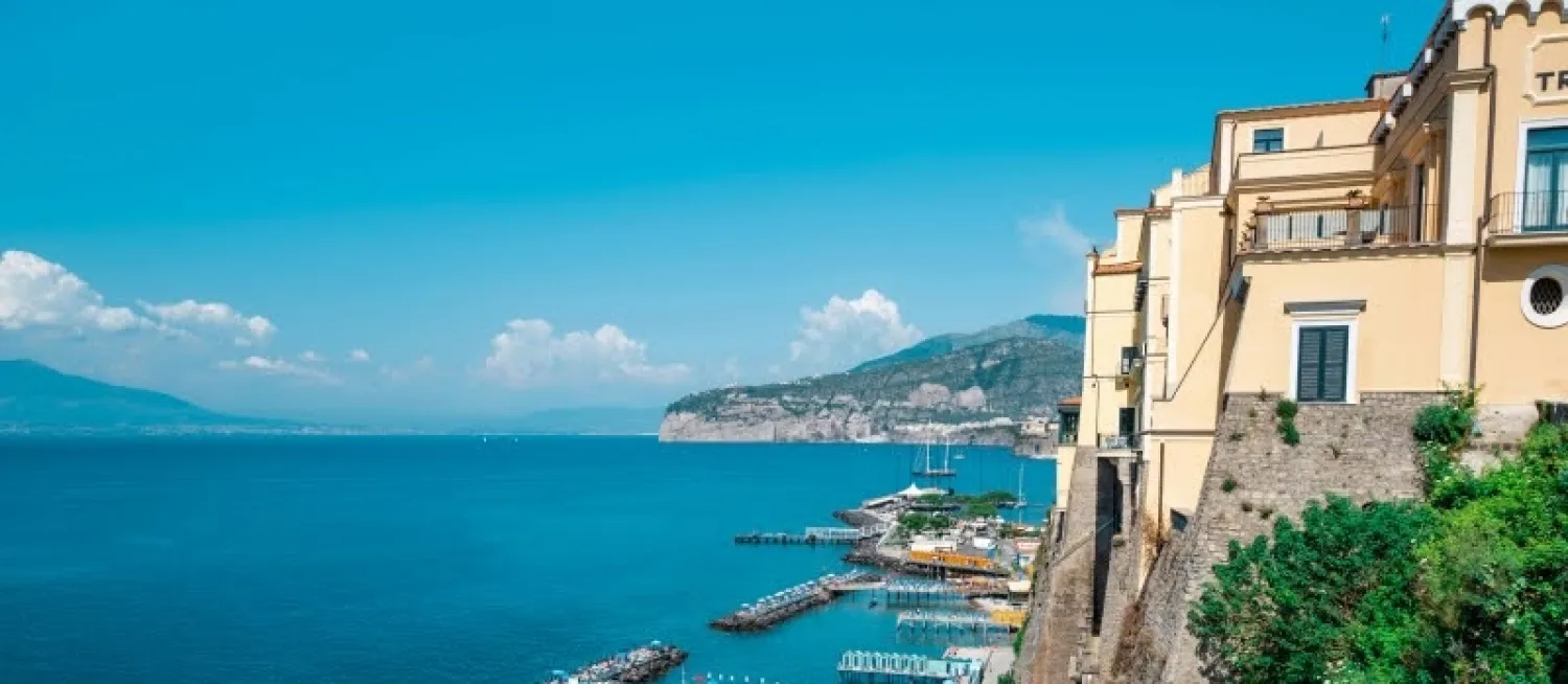  Amalfi pobrežie – Sorrento: útesy s historickými vilami nad Tyrhenským morom