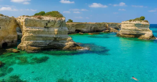   Bari v Taliansku, pobrežie s útesmi