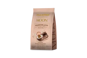 Maxtris Moon pralinky z mliečnej čokolády s náplňou z  mandľovo-mliečnej čokolády s celou praženou mandľou 156g