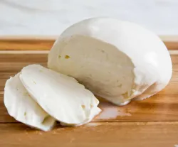 ZACHRÁŇ MA Latteria Sorrentina Fiordilatte mozzarella v náleve 500g thumbnail-2
