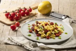 La Pasta di Camerino chladené vaječné cestoviny Cappelletti plnené prosciuttom a syrom 250g thumbnail-2