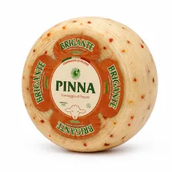 Pinna Pecorino Brigante ovčí syr s čili papričkami 1,5kg thumbnail-1