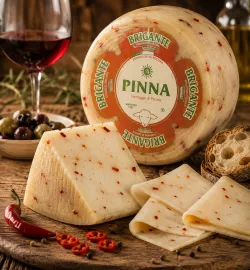 Pinna Pecorino Brigante ovčí syr s čili papričkami 1,5kg thumbnail-2